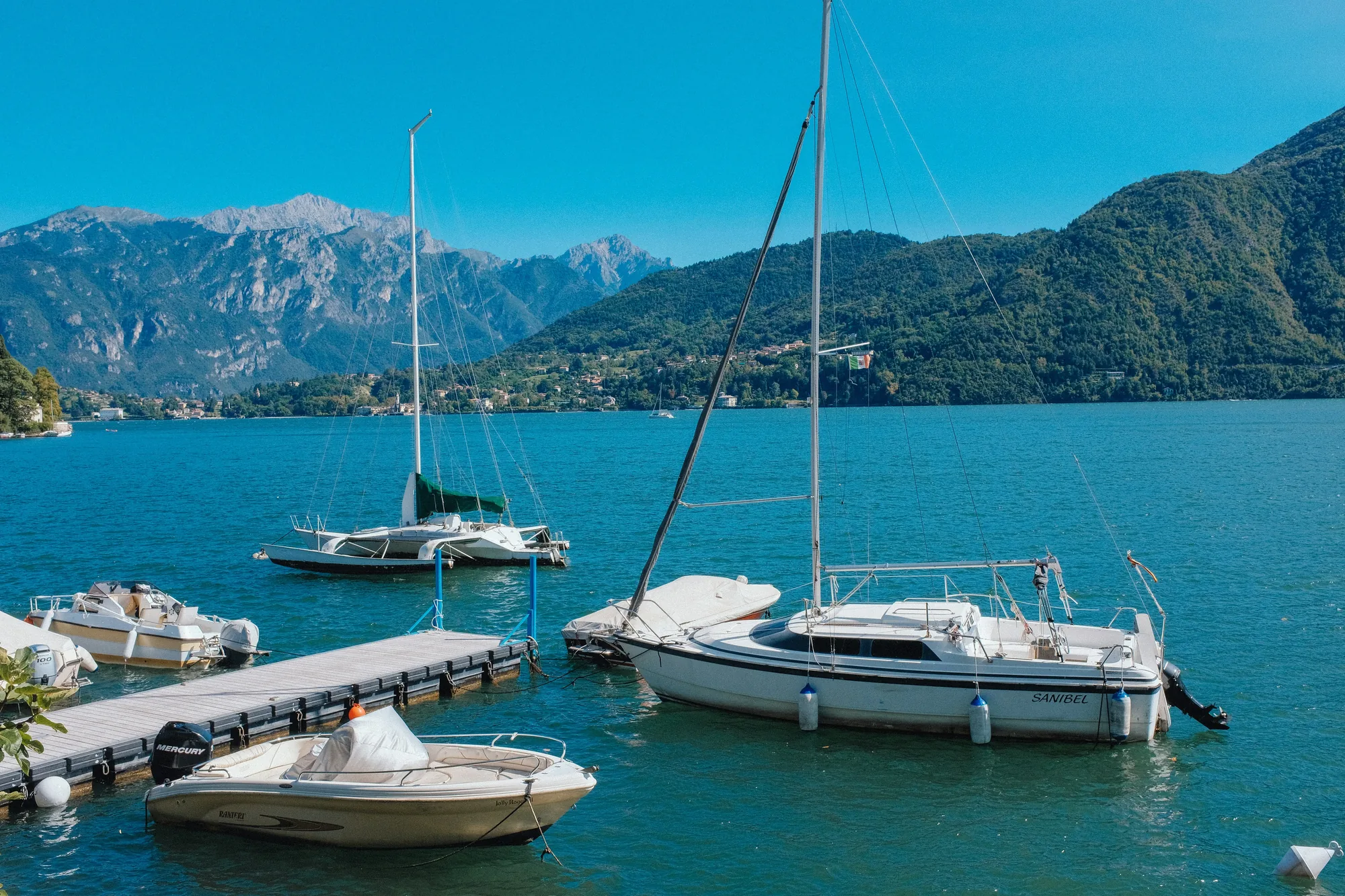 Barche a vela sul lago